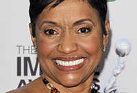 Glenda-hatchett-short-hairstyle-for-a-round-face-side